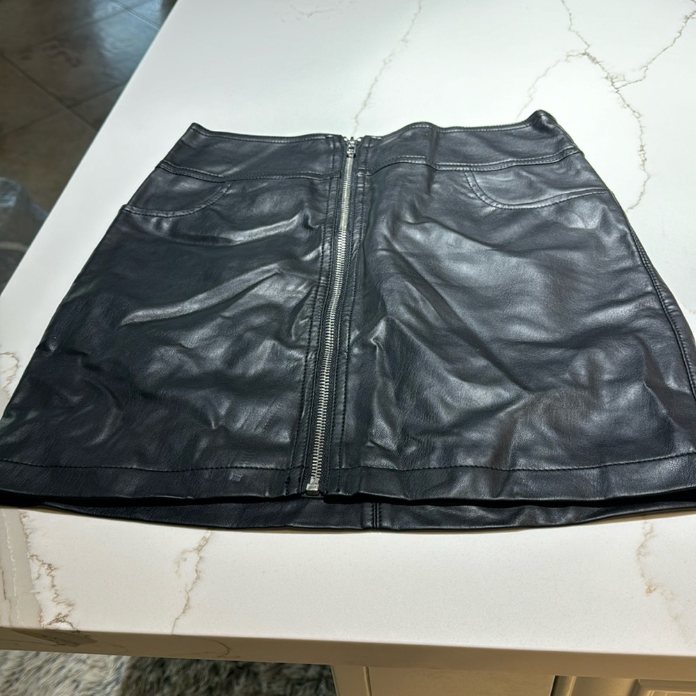 Front zipped faux leather skirt